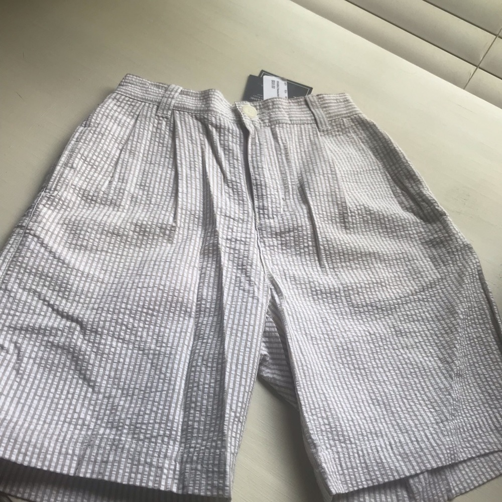 Boys seersucker shorts. NWT.  Sz 5